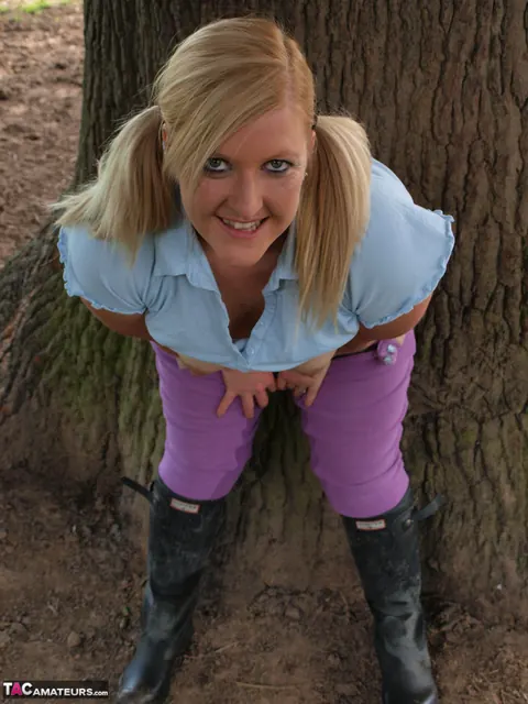 Curvy Blonde MILF Sucks Partner POV Under a Tree – photo 3 of 16