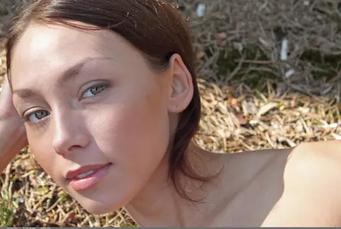 Julia Gordon: Skinny Brunette Spreads Her Pussy on the Beach – photo 19 of 21