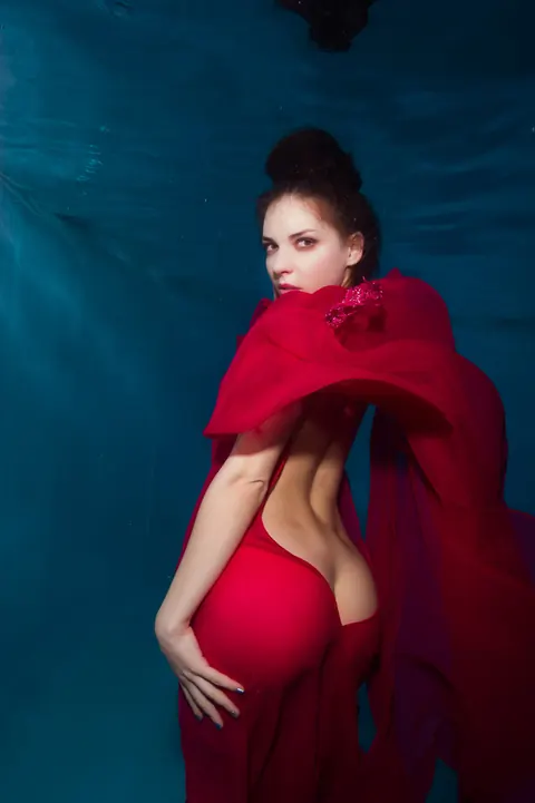 Henessy: Russian PAWG Shows Off Her Body Underwater in the Pool – photo 11 of 15