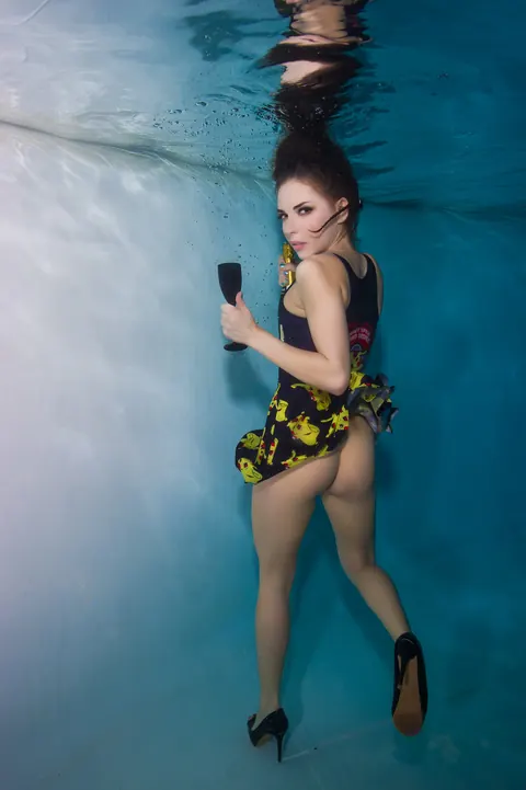 Henessy: Russian PAWG Shows Off Her Body Underwater in the Pool – photo 2 of 15