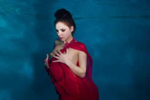 Henessy: Russian PAWG Shows Off Her Body Underwater in the Pool – photo 13 of 15