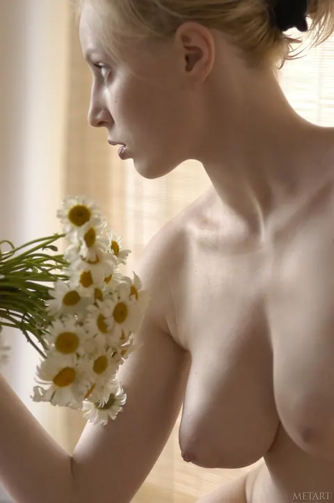 Woman Strips Naked and Poses in Glamour Nude Display – photo 10 of 21