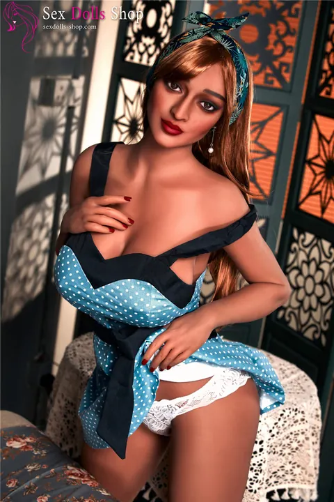 Curvy Woman Poses Nude Before Dressing Up – photo 18 of 21