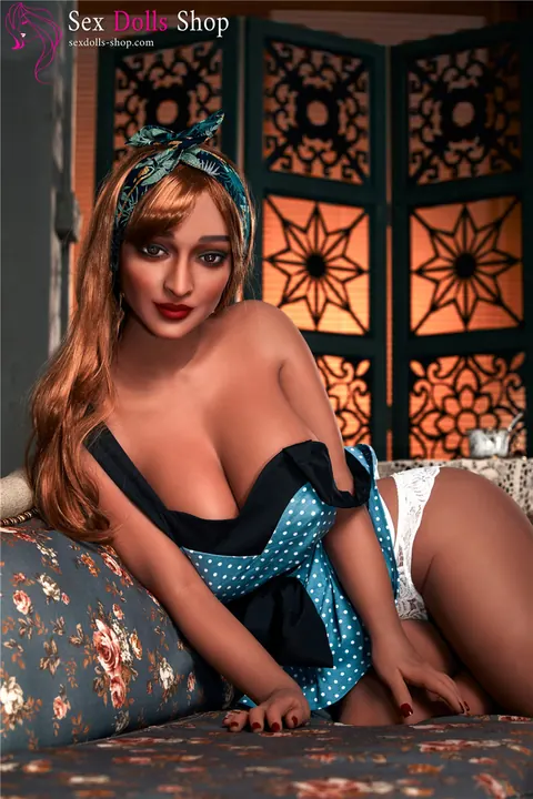 Curvy Woman Poses Nude Before Dressing Up – photo 15 of 21