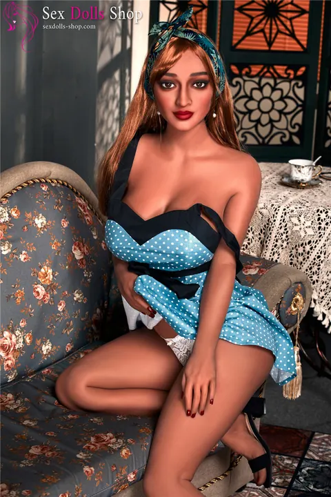 Curvy Woman Poses Nude Before Dressing Up – photo 17 of 21