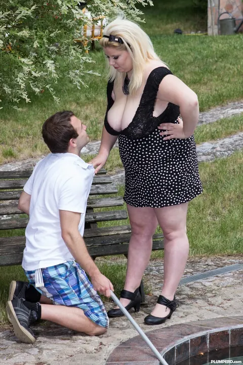 Blonde BBW Facesits the Pool Boy Outdoors – photo 2 of 15