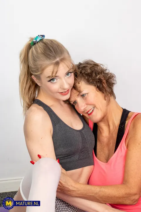 Blonde Gabie: European MILFs Scissor and Lick Each Other's Pussies – photo 3 of 21