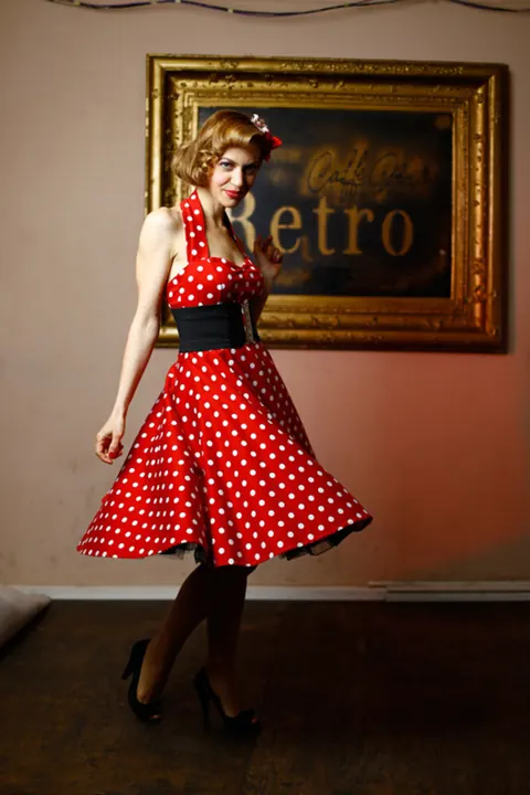 Short-Haired Redhead Poses in a Dress and Heels – photo 18 of 20