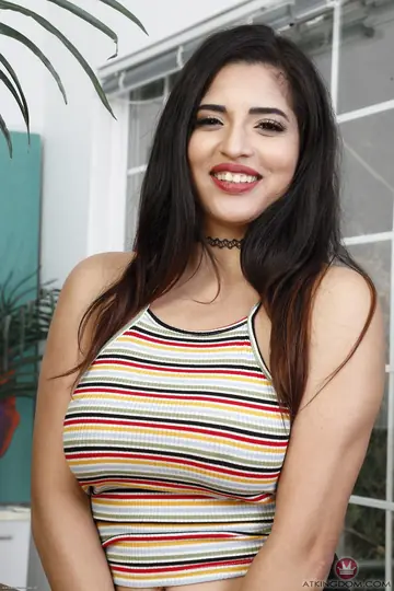 Gabriela Lopez – Curvy Latina Spreads Her Shaved Pussy Outdoors