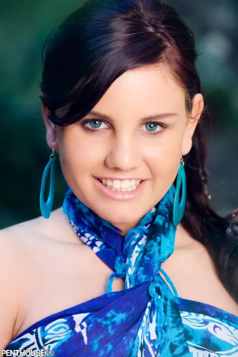Michelle Brown: Brunette Strips Out of Her Dress and Shows Off Her Curves – photo 2 of 21