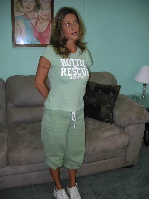 Leeanna Heart: Mature Brunette Strips Off Her Panties and Spreads for the Camera – photo 5 of 20