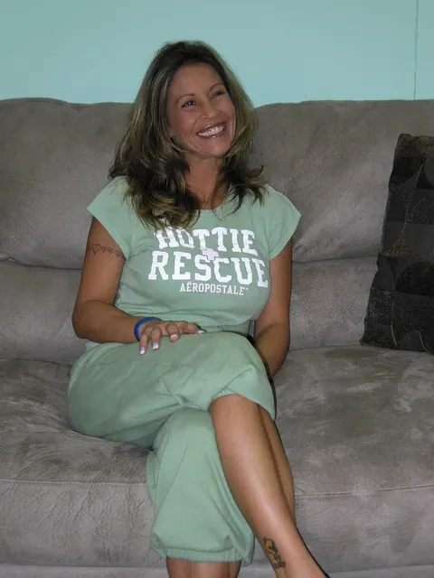 Leeanna Heart: Mature Brunette Strips Off Her Panties and Spreads for the Camera – photo 4 of 20
