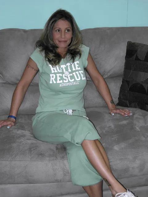 Leeanna Heart: Mature Brunette Strips Off Her Panties and Spreads for the Camera – photo 1 of 20