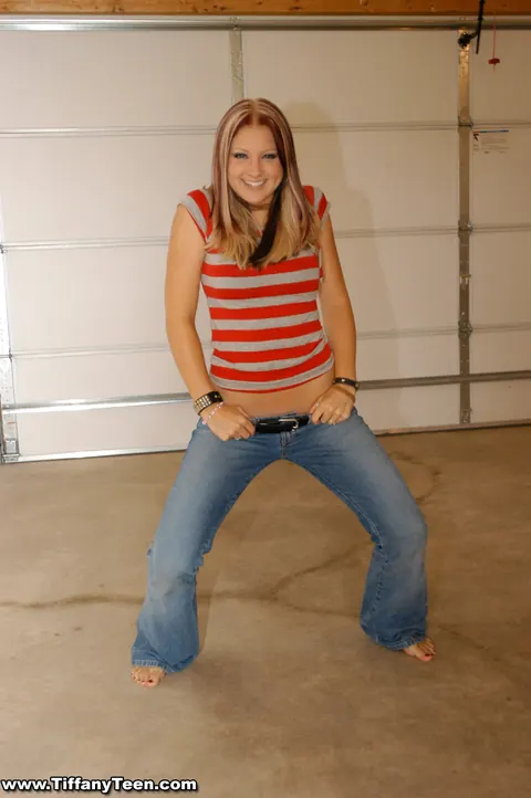 Thick Blonde in Flared Jeans Spreads Her Ass and Shows Her Feet in the Garage – photo 4 of 12