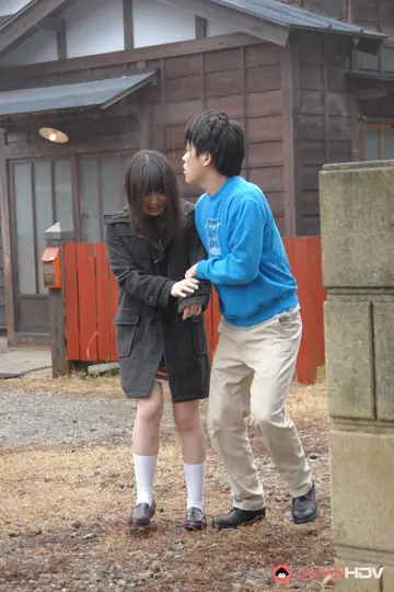 Mai Shimizu – Japanese Woman Kneels Outdoors for a Blowjob
