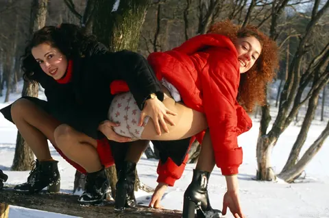 European Women Kiss and Explore Each Other in Lesbian Play – photo 2 of 21