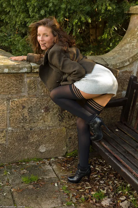 Marlyn Lindsay: Busty Brunette MILF in Stockings Spreads Her Trimmed Pussy Outdoors – photo 15 of 21