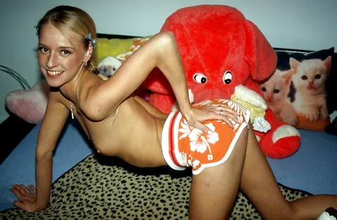 Woman Strips Out of Her Shorts and Uses a Dildo – photo 4 of 16