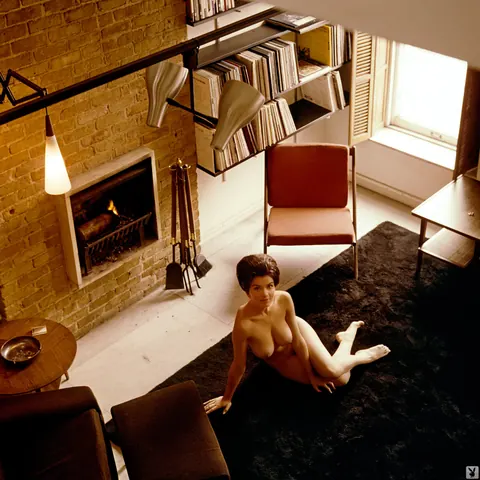 Delores Wells: Busty Short-Haired Brunette Poses Nude – photo 14 of 16