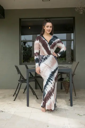 Lexi Lloyd – BBW Brunette with Big Tits Strips Nude in the Garden