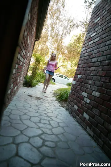 Laci Laine – Blonde Gives a Blowjob and Rides Outdoors for a Facial