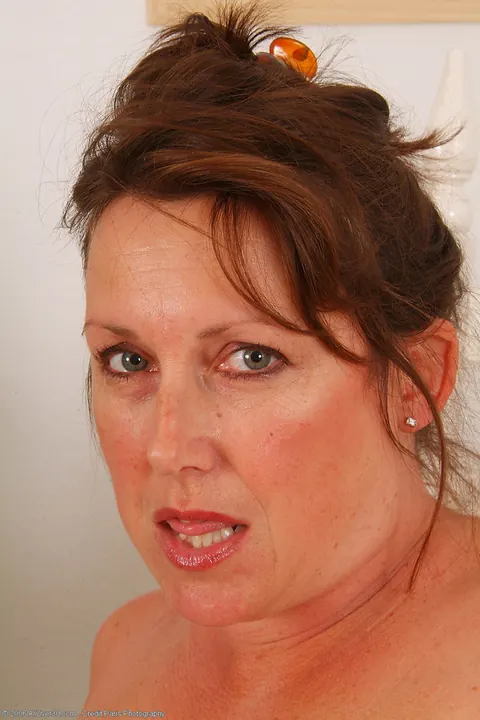Marishka: Brunette MILF Bares Her Big Natural Tits and Hairy Bush – photo 10 of 21