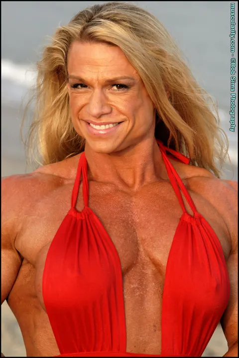 Tina Chandler: Blonde Female Bodybuilder Poses in a Bikini on the Beach – photo 8 of 15