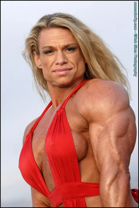 Tina Chandler: Blonde Female Bodybuilder Poses in a Bikini on the Beach – photo 11 of 15