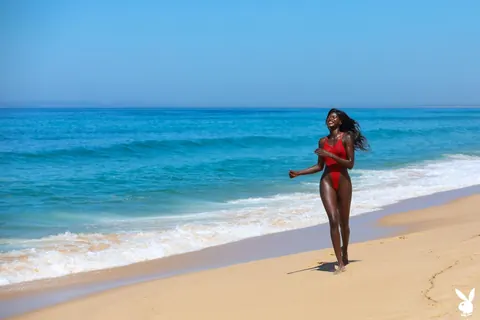 Naomi Nash: Blonde Black Babe Spreads Her Shaved Pussy on the Beach – photo 5 of 17