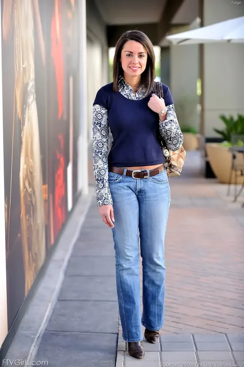 Tall Woman Exposes Her Body Outdoors in Jeans – photo 1 of 20