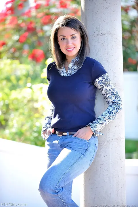 Tall Woman Exposes Her Body Outdoors in Jeans – photo 9 of 20