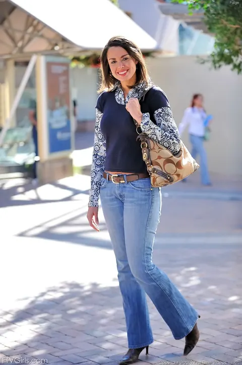 Tall Woman Exposes Her Body Outdoors in Jeans – photo 2 of 20