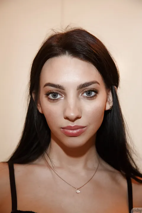 Araya Acosta: Brunette Flaunts Her Round Ass in Lingerie and Heels – photo 6 of 11