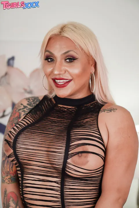 Thick Trans Woman Bares Her Body and Flaunts Her Curves – photo 3 of 16