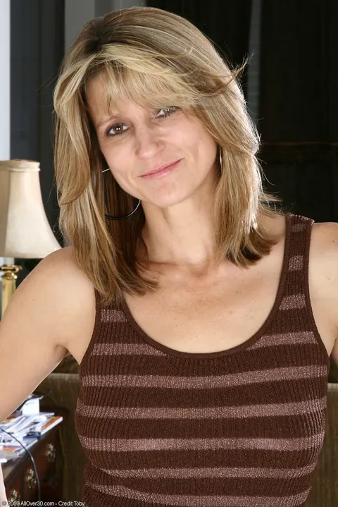 MILF with Natural Tits Poses Nude and Shows Her Body – photo 1 of 20
