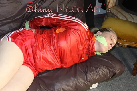 Blonde PAWG in Shorts Spreads While Restrained in the Gym – photo 16 of 16