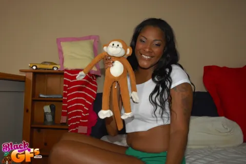Ebony Babe in Shorts Spreads Her Pussy Before Sex – photo 3 of 16
