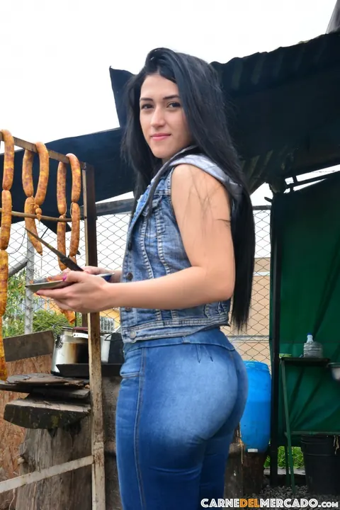 Lola Puentes: Brunette Latina Undresses Outdoors and Gives a Blowjob – photo 13 of 16