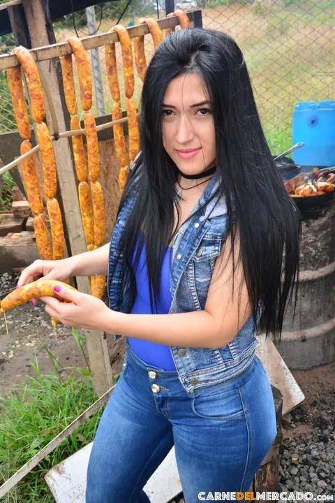 Lola Puentes: Brunette Latina Undresses Outdoors and Gives a Blowjob – photo 15 of 16