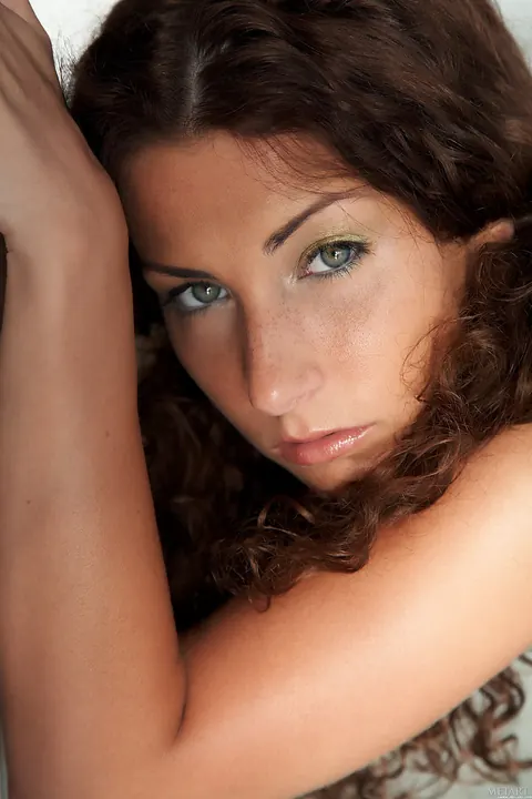 Woman Sheds Her Clothes and Poses Fully Nude – photo 8 of 21