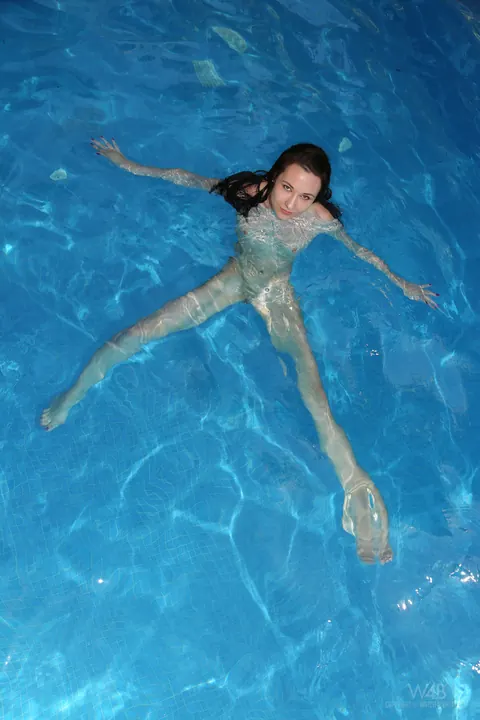Tall Skinny Babe Spreads by the Pool After Swimming – photo 21 of 21