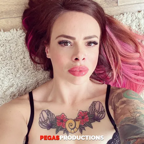 Busty Tattooed MILF Has Threesome Sex in the Bedroom – photo 16 of 18