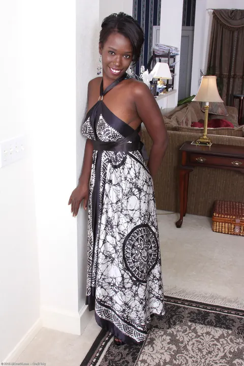 Sayanna Monroe: Ebony MILF Shows Her Big Natural Tits and Spreads – photo 3 of 20