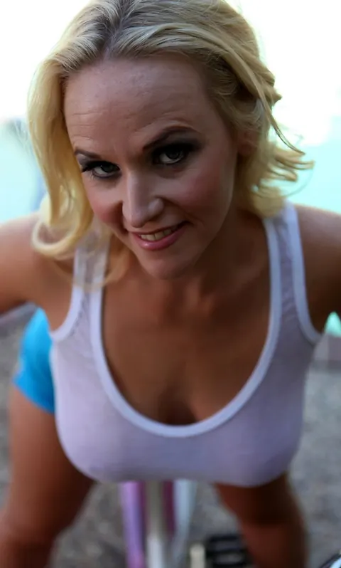 Dee Siren: Thick Blonde MILF Flaunts Her Big Ass in a Wet Top by the Pool – photo 12 of 17