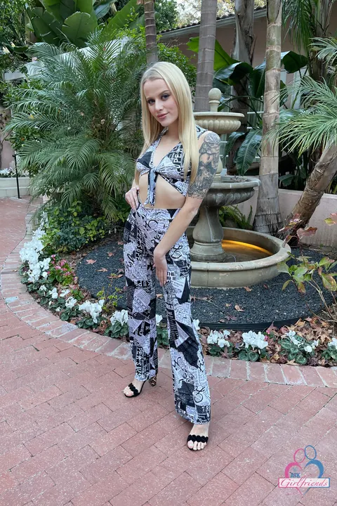 Paris White: Petite Blonde Takes a Facial in a Heels-On Threesome Outdoors – photo 1 of 21