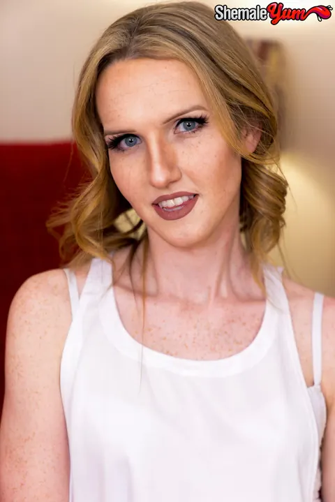 Blonde Trans Woman in Stockings Poses and Shows Her Body – photo 3 of 16