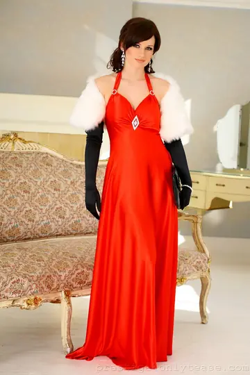 Kitty Lea – British Brunette MILF Strips Off Her Dress for Lingerie