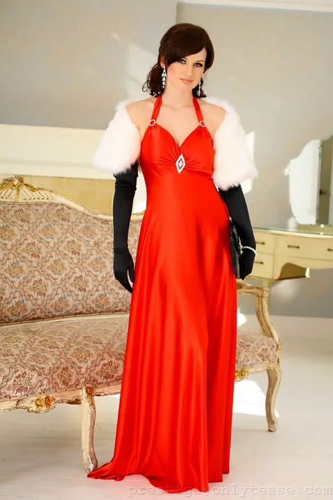 Kitty Lea: British Brunette MILF Strips Off Her Dress for Lingerie – photo 1 of 21