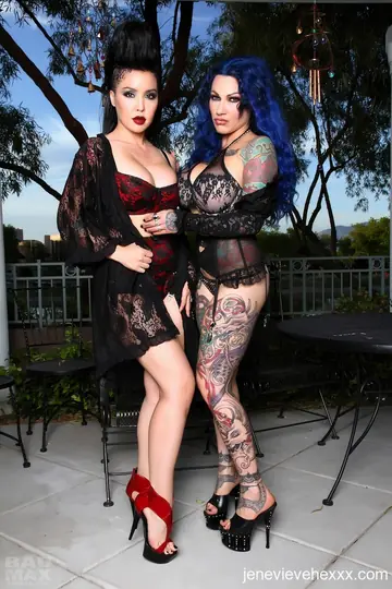 Jenevieve Hexxx – Petite MILF and Curvy Inked Brunette Kiss and Spread Outdoors