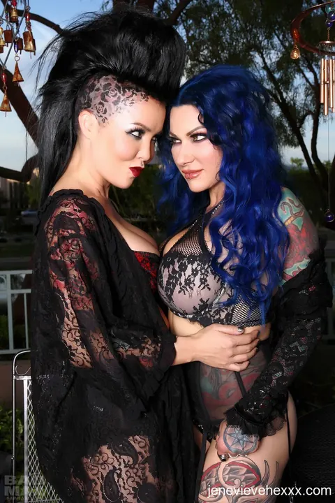 Jenevieve Hexxx: Petite MILF and Curvy Inked Brunette Kiss and Spread Outdoors – photo 5 of 21
